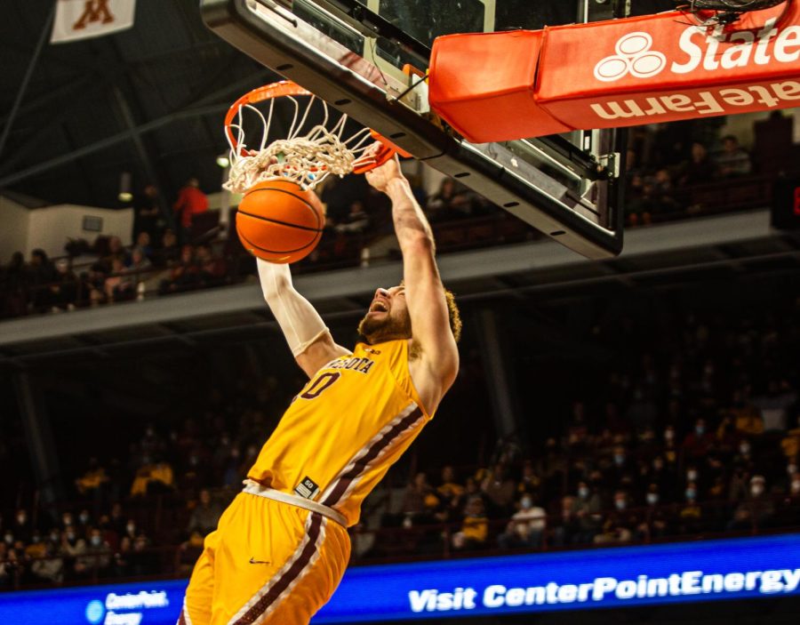 Jamison Battle dunks the ball during the Gophers game against Wisconsin, Feb. 23.